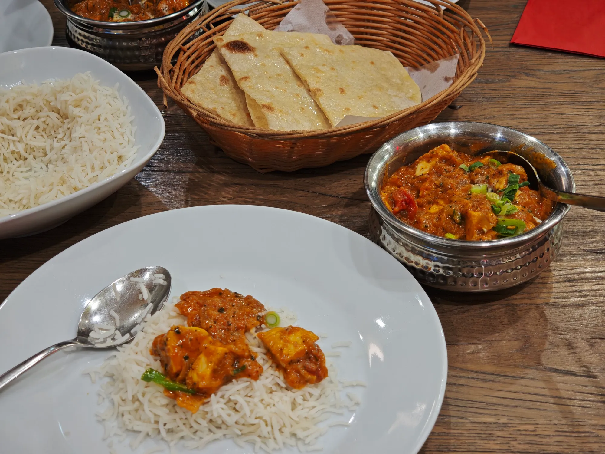 Paneer-Curry im Metallschälchen mit Naan und Basmatireis