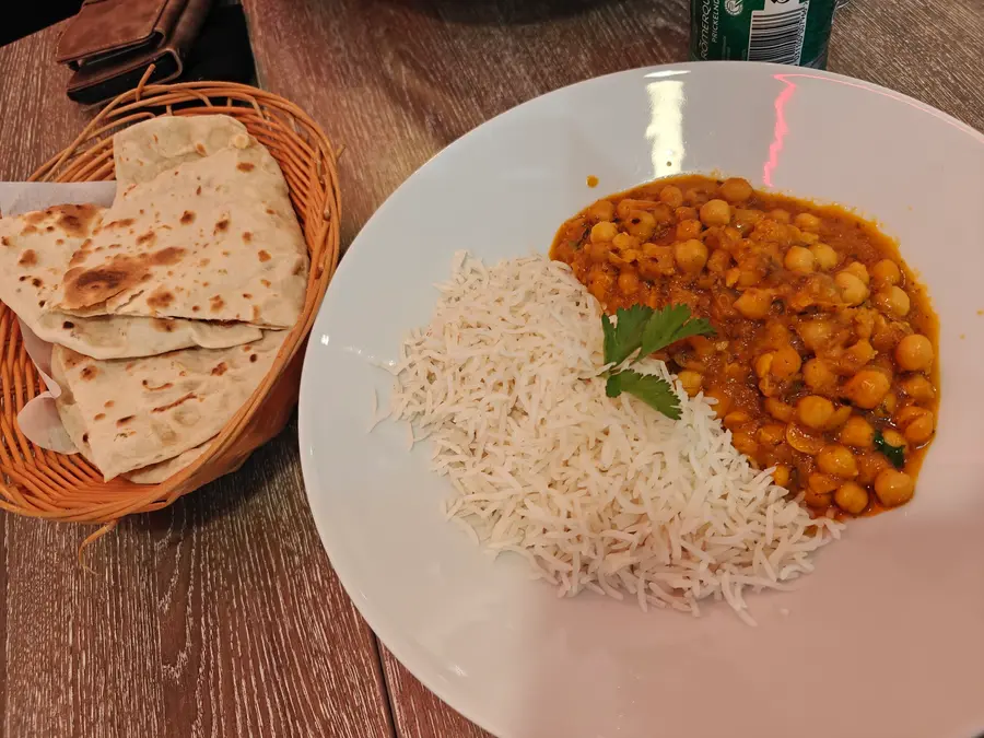Chole, Kichererbsen-Curry nach Punjab-Art, mit Reis und Naan