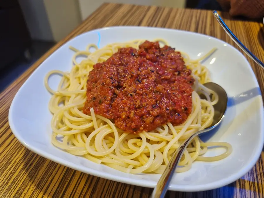 Spaghetti Bolognese auf weißem Teller