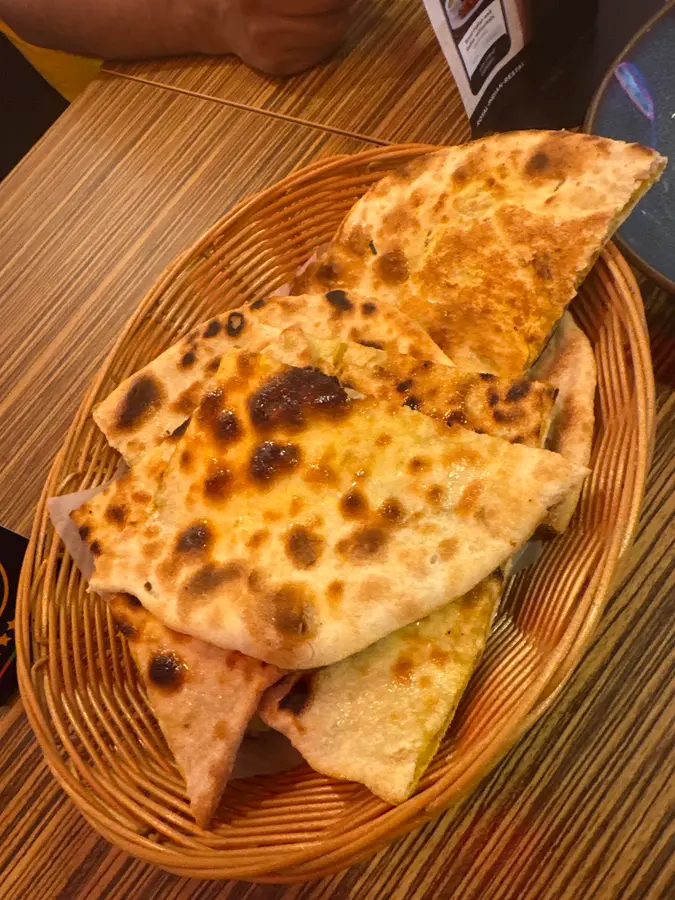 Ein Korb mit frischem Naan